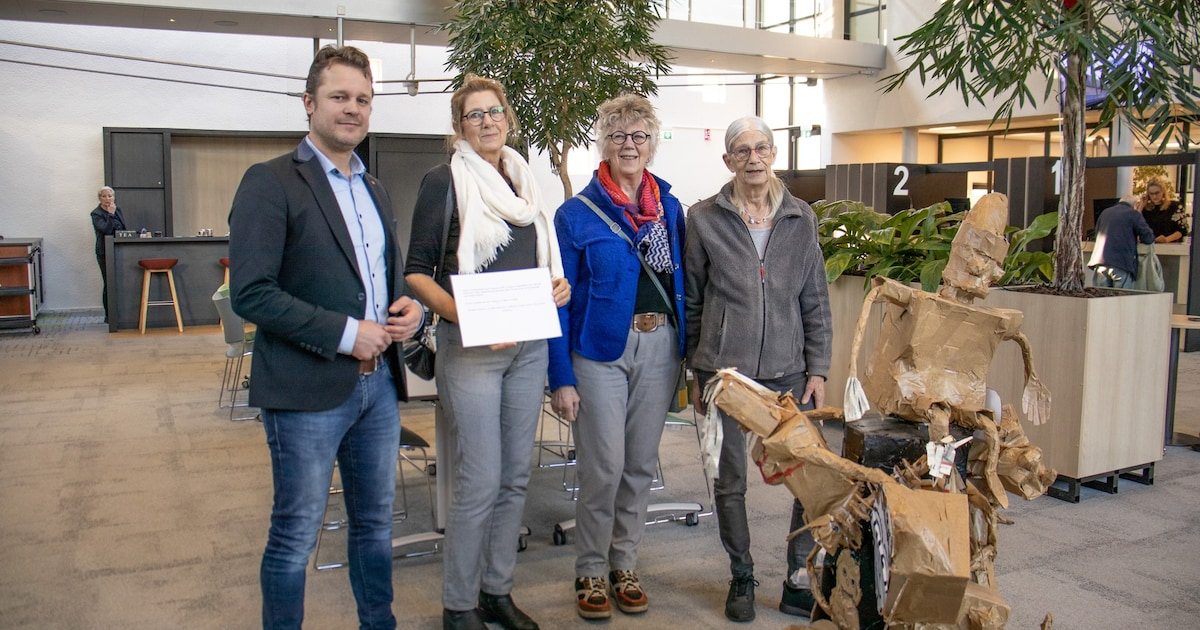Nieuw kunstwerk van kinderen onthuld in publiekshal gemeentehuis Burgum