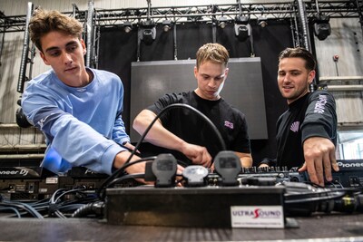 Op dit feest is het verboden om op je telefoon te kijken, en dat is een succes