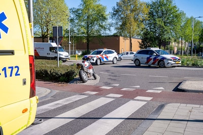 Twee aanrijdingen na elkaar bij rotondes op Keizer Karellaan Deventer