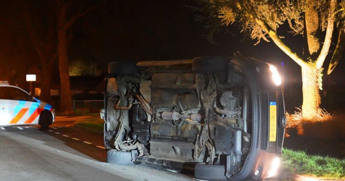 Vrouw (27) ramt onder invloed bestelauto in Kerkdriel: voertuig eindigt op de zijkant, automobiliste