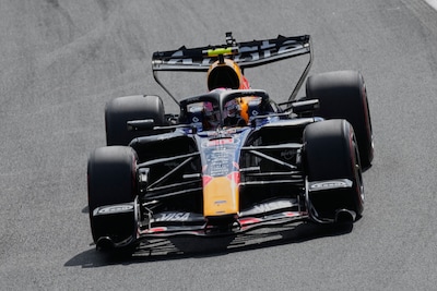Max Verstappen kijkt vanaf de zijlijn toe naar eerste vrije training op Monza