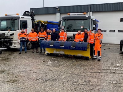 Buitendienst Veendam schuift dag en nacht sneeuw om wegen begaanbaar te houden