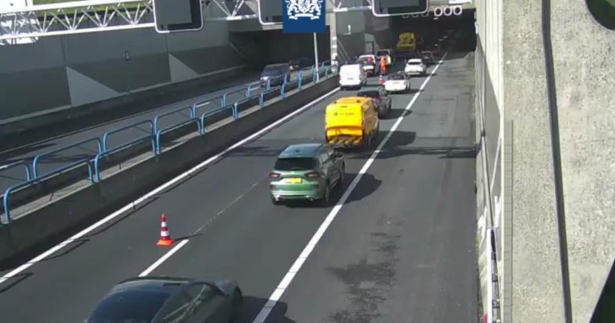 Drie voertuigen botsen in de Wijkertunnel, rijstrook richting Alkmaar dicht