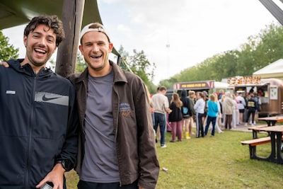 LIVE Lowlands | Festival gaat van start • Met dikke oogjes in de rij voor koffie