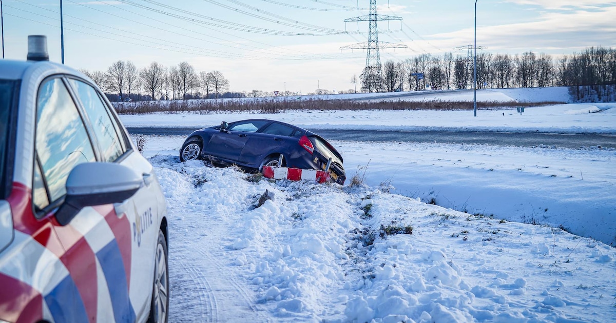 Auto belandt in sloot langs N366 bij Mussel