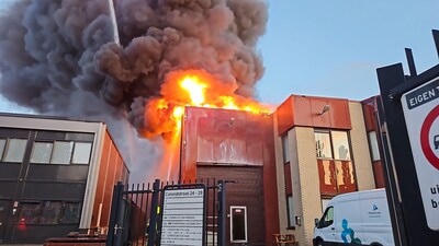 Zeer grote brand in pand Calandstraat in Dordrecht onder controle