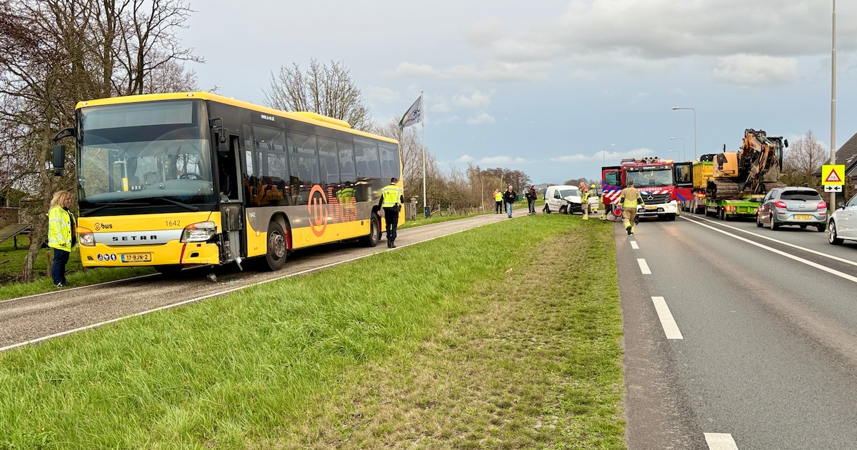 Lijnbus en auto botsen op N201 in Mijdrecht: gewonde naar het ziekenhuis