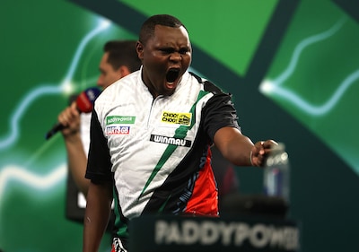 Hij is er ook dit jaar weer bij in Ally Pally: stuntende Keniaan plaatst zich voor WK darts
