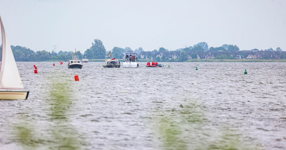 Drie opvarenden van omgeslagen zeilboot op Tjeukemeer uit water gered door passerende kruiser