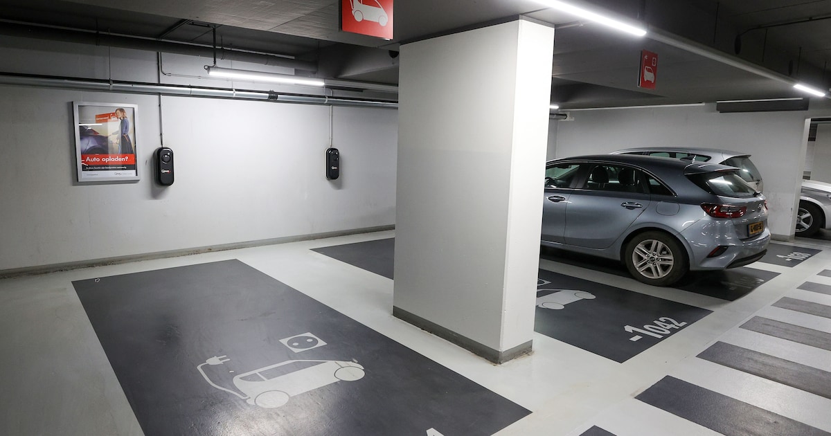Elektrische auto opladen aan het stopcontact