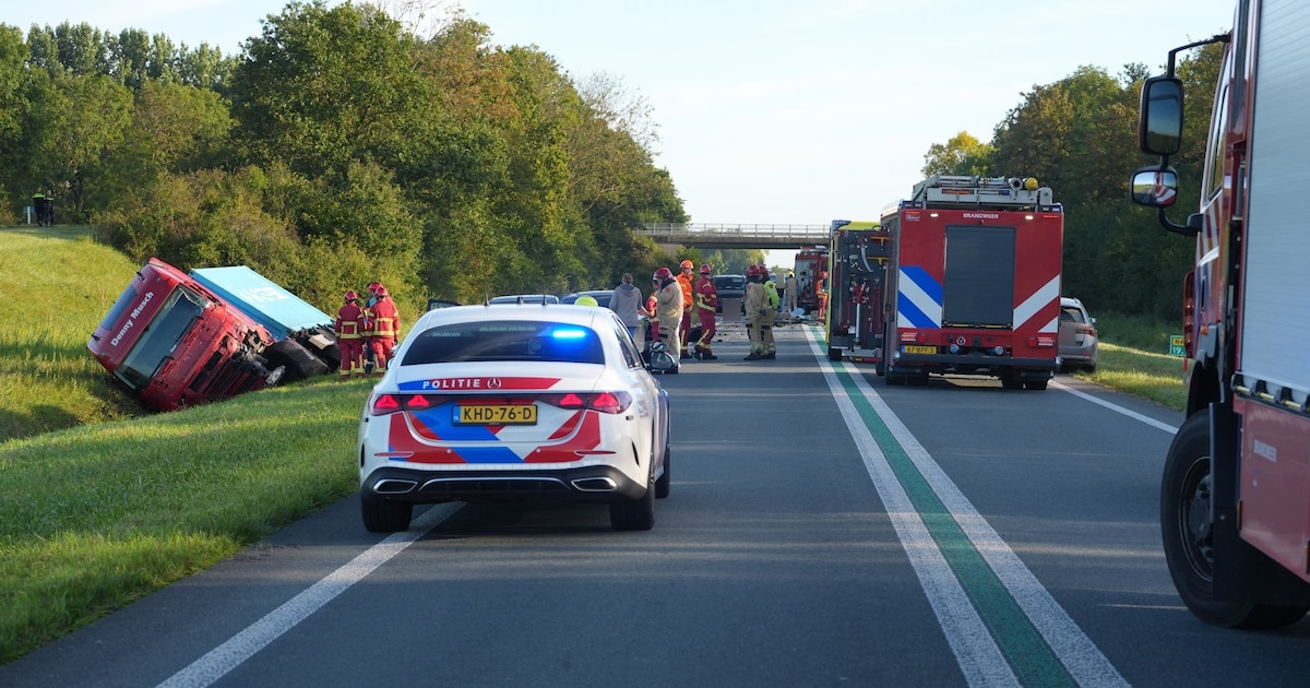 Weer een ongeluk op N46 bij Sint Annen: vrachtwagen in greppel