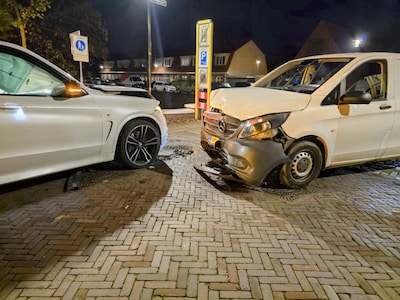 Auto en busje botsen op kruising in Tiel