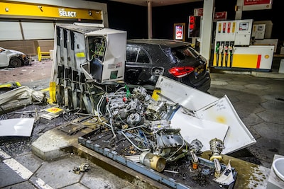 Automobilist rijdt pomp omver op tankstation in Etten-Leur en slaat op de vlucht