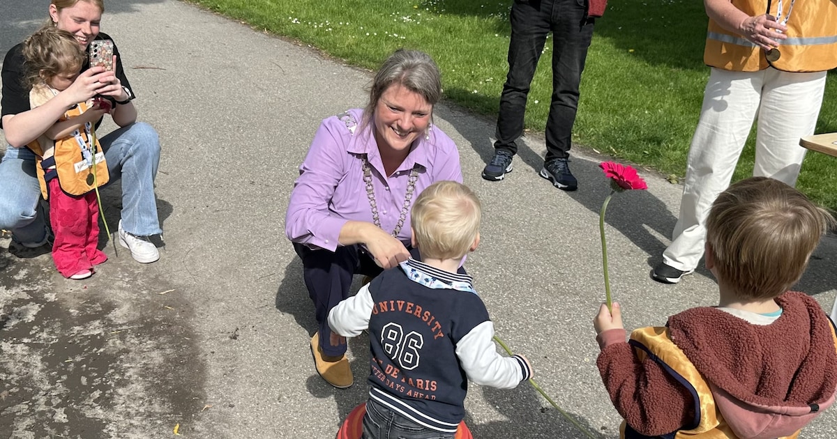 Peuters ontvangen medaille na wandelprestatie in Linschoten