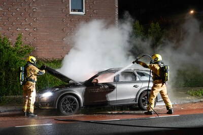 Auto zwaar beschadigd door brand op Cornelis Trompweg in Dordrecht
