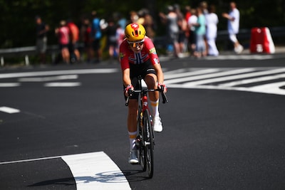 Waar blijft het peloton? Noorse renster solo op kop, Lotte Kopecky in achtervolging