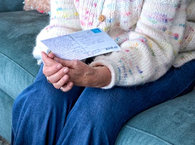 Els (80) krijgt al 7 jaar mysterieuze brieven over overleden man Wim: ‘Zo achterbaks’
