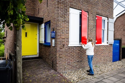 Geen ‘romantische rommel’, wel een knalgele voordeur en trap: dit eigenzinnige dijkhuis verrast nog 