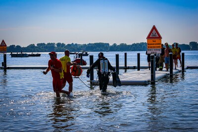 Hulpdiensten en zwemmers zoeken naar vermiste jongen op strand bij Zevenhuizerplas