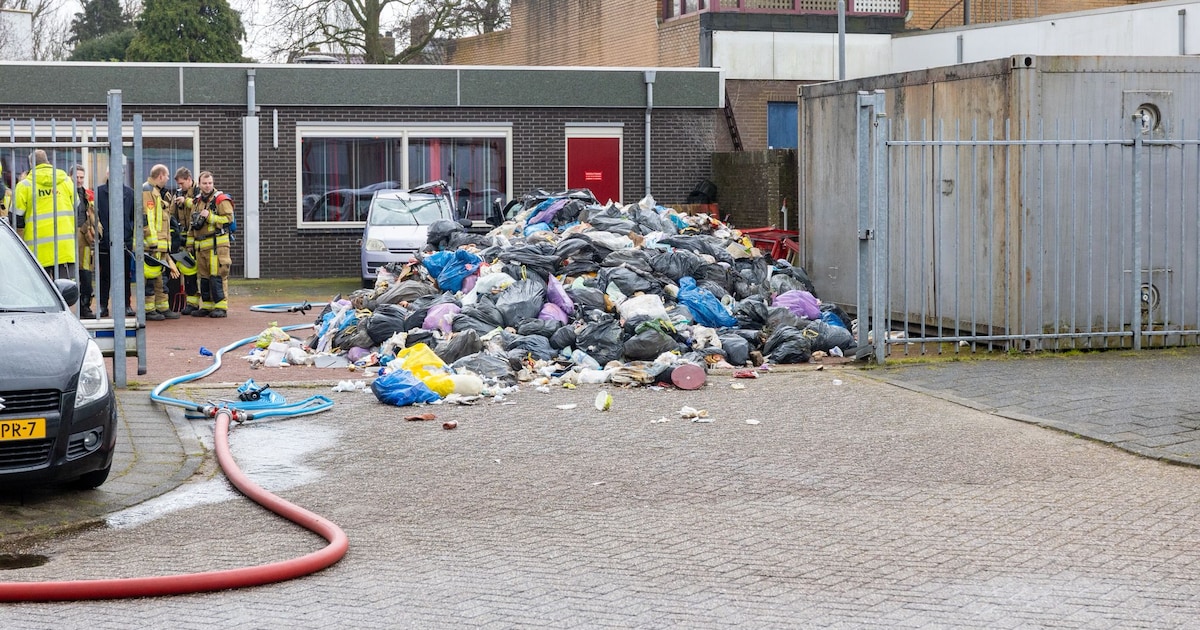 Brand in vuilniswagen in Heemskerk: lading op straat gestort