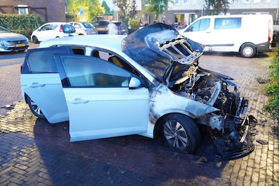Auto volledig uitgebrand op parkeerplaats in Zwolle