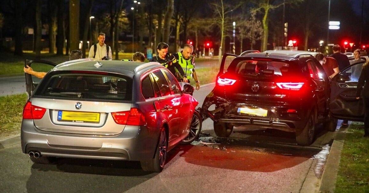 Kop-staartbotsing op Laan van Erica in Apeldoorn: kind nagekeken in ...