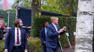 Verwarde man rent af op koning Willem-Alexander bij werkbezoek, beveiligers moeten ingrijpen