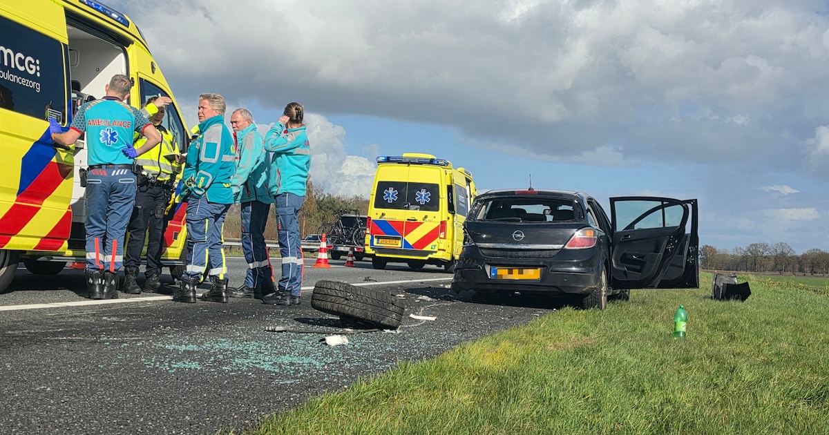 Auto en vrachtwagen botsen op A28 in De Wijk, twee gewonden