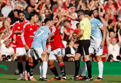 Phil Foden krijgt rood in derby van Manchester, Bruno Fernandes komt goed weg