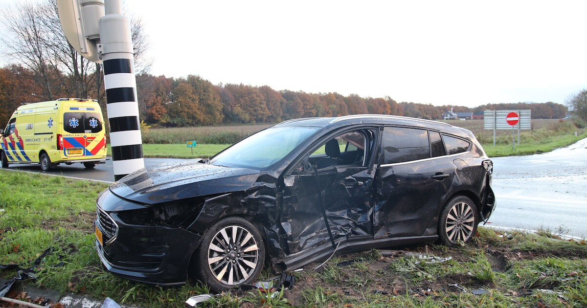 Auto crasht op verkeerspaal na botsing in Heijen | Gennep