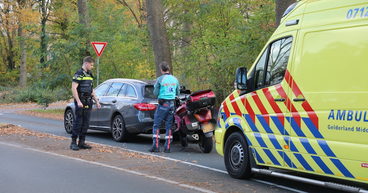 Motorrijder gewond bij botsing op Kierkamperweg in Bennekom