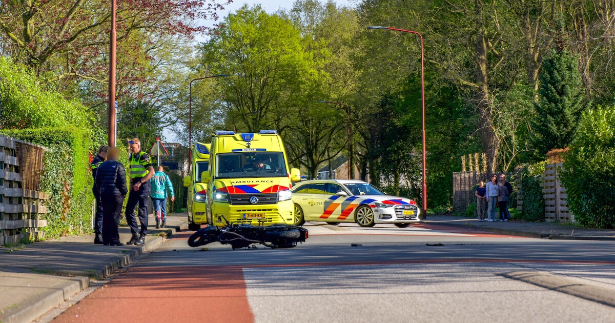 Botsing tussen auto en motor op Ganzenweide in Heerenveen