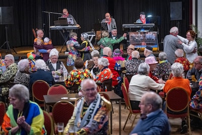 Krentenbal trekt volle zaal bij De Streupers: ‘Dit zijn de mensen die vroeger carnaval hebben gedrag