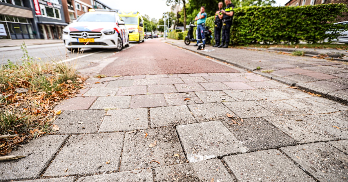 Scooterrijdster onderuit op Weerdingerstraat in Emmen door losliggende stoeptegel