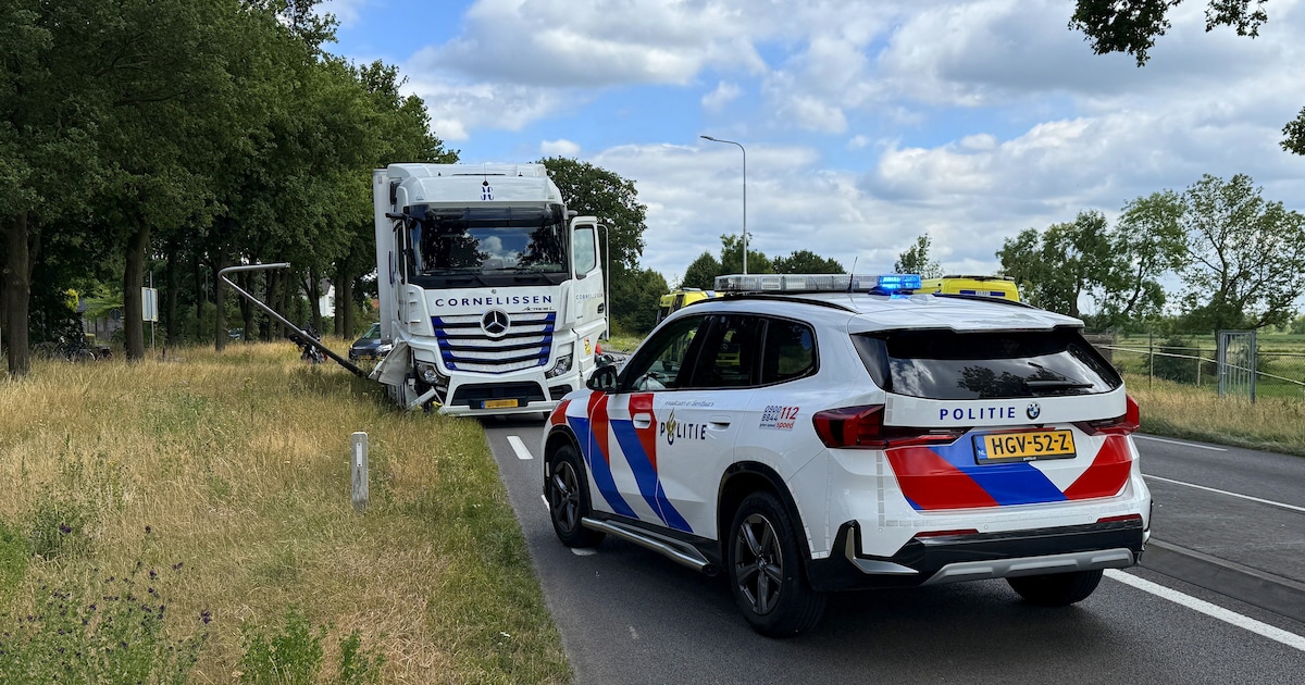 Fietser gewond na aanrijding met vrachtwagen op N271 bij Afferden, weg dicht