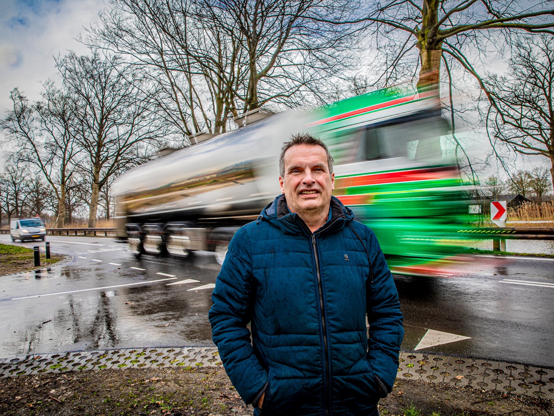 Verkeersdeskundige Robbert Volker van het Dierense bureau De Groot Volker aan de weg langs het Apeldoorns Kanaal