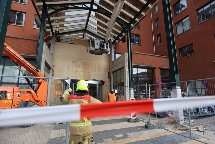 Ingang winkelcentrum Naaldwijk om veiligheidsredenen gesloten: houten ...