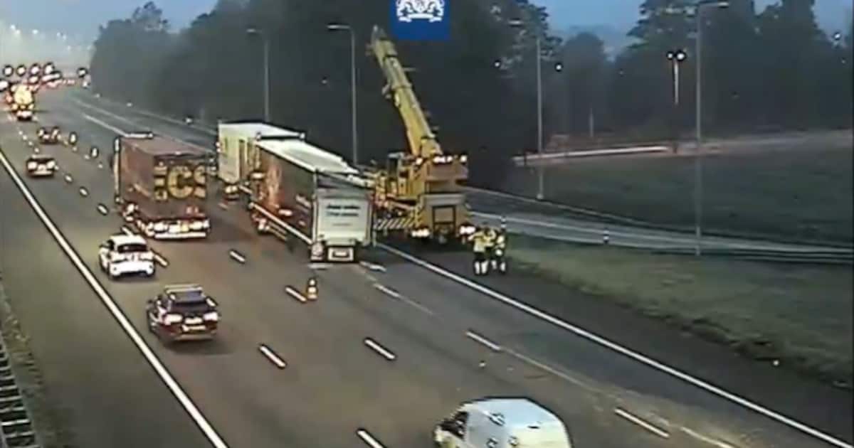 Twee rijstroken dicht op A12 bij Woerde na ongeval met vrachtwagen