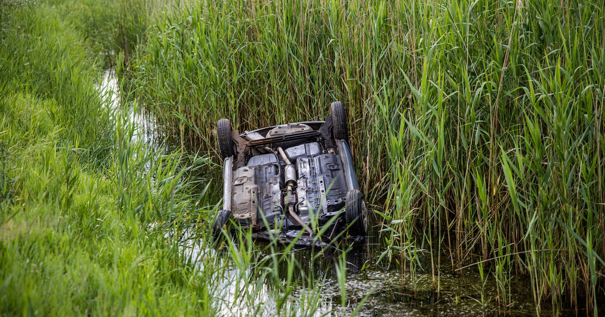 Auto belandt aan Rijksstraatweg in Haskerdijken ondersteboven in water
