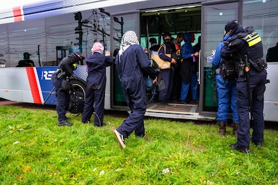 RET doet aangifte tegen demonstranten voor ‘ongekende vernieling’ in bus: ‘Er is zelfs geürineerd’