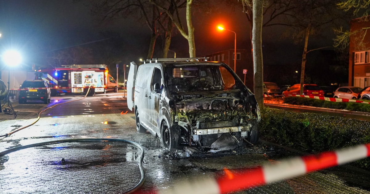 Bestelbus in vlammen aan Wakerdijk: brandstichting niet uitgesloten