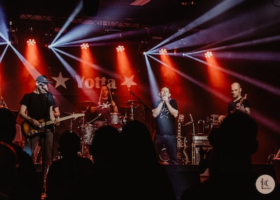 Yotta en The Roosterz spelen op De Kaaij in Nijmegen