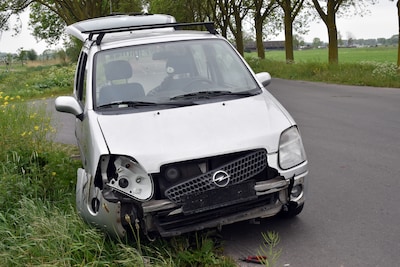 Veel schade aan auto’s door botsing op gevaarlijke kruising in Hedel