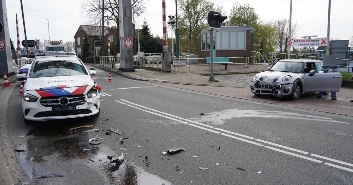 Politiewagen botst met auto tijdens spoedrit in Zwartsluis