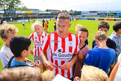Jens Toornstra zondag bij speeltijd tegen Feyenoord naast Willem van Hanegem