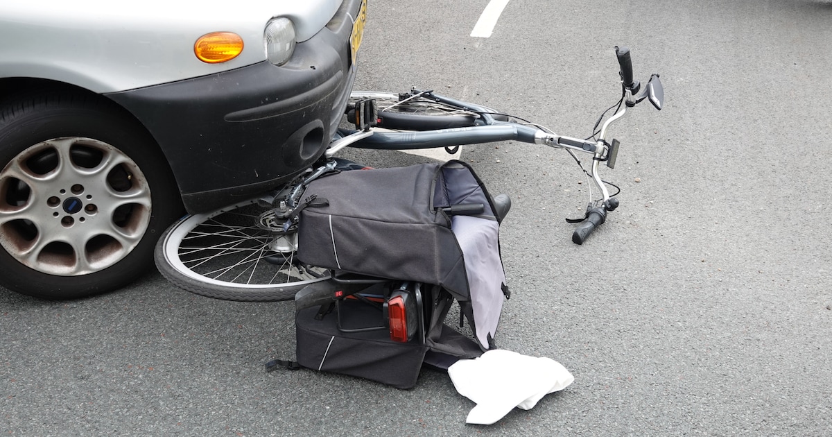 Fiets komt onder auto terecht bij aanrijding op Middelweg in Hoorn