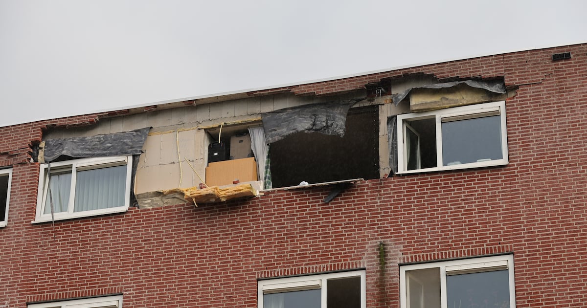 Explosie bij AZC in Delft: groot gat in gevel