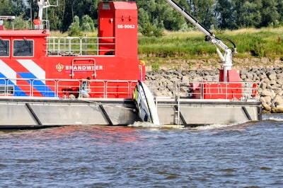 Jetskiër in problemen op de Waal, brandweer kan hem redden dankzij veerpont: ‘Anders was hij verder 