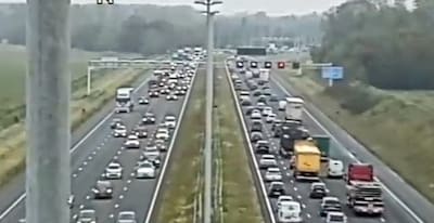 Gat in weg op A2 bij Everdingen zorgt voor afgesloten rijstrook en file richting Utrecht