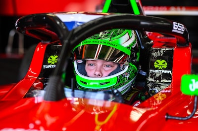 Juste Mulder (15) schrijft autosportgeschiedenis bij Formule 4-debuut